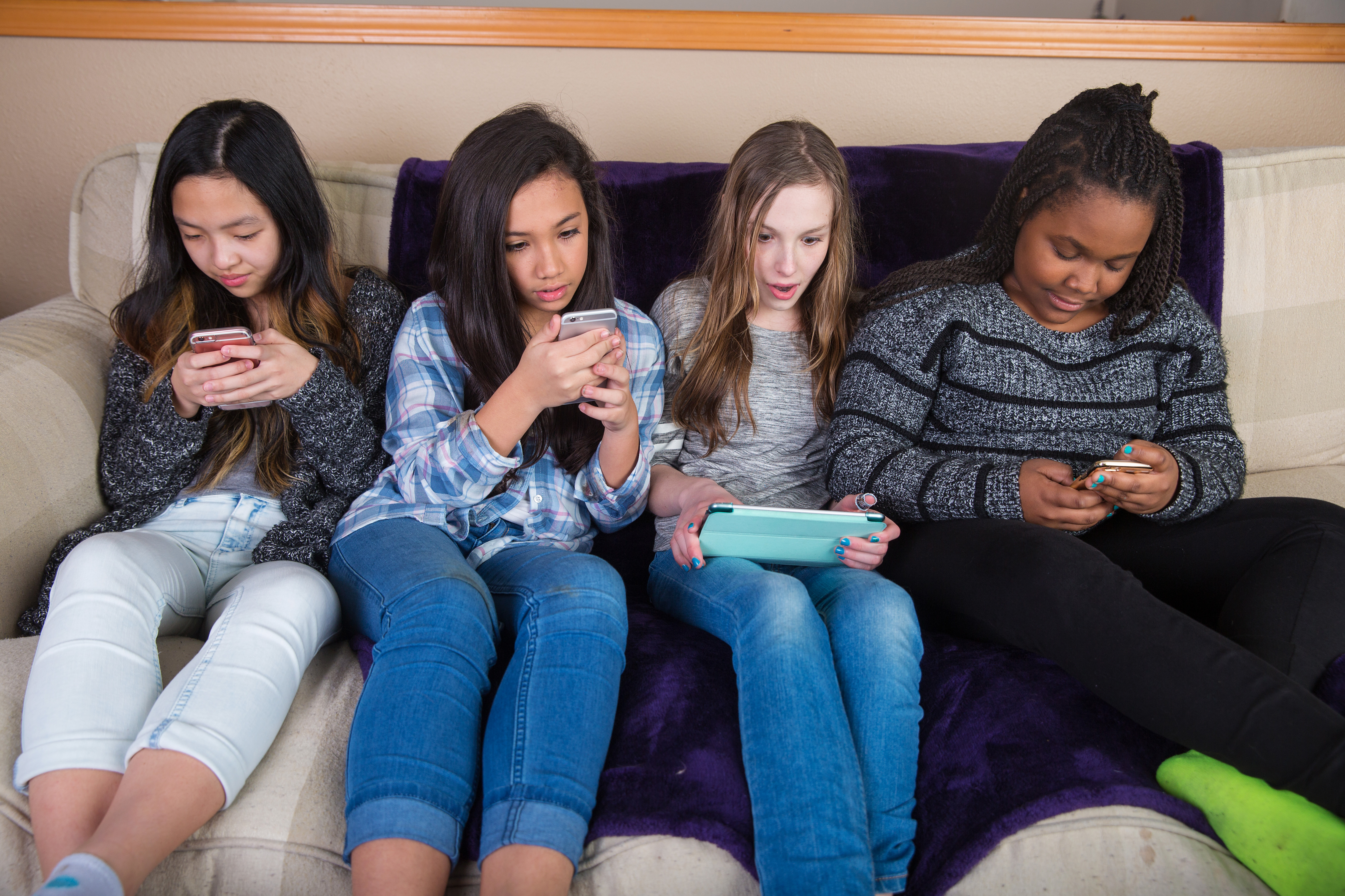 Parent posting. Смартфон для девочки 10 лет. Tween группа. Social Media Tween. Kids social Media.